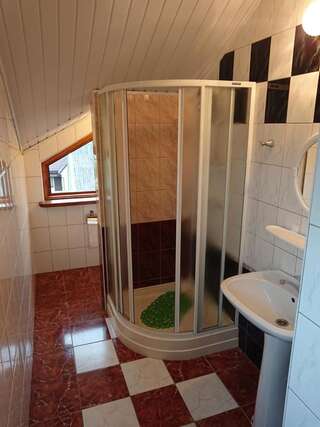 Гостевой дом Poilsio Namai Паланга Четырехместный номер эконом-класса с общей ванной комнатой-4